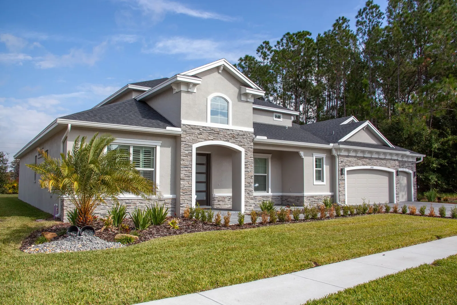 Single-family Florida home with a green lawn